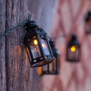 Lights4fun Outdoor Garden Solar Powered 16 LED Black Moroccan Lantern String Fairy Lights